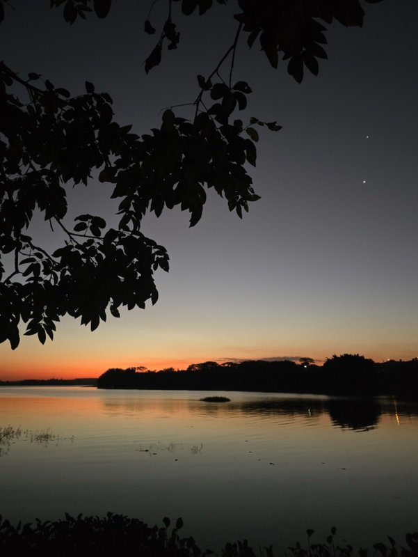 Pôr do sol no rio